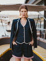 Bermuda Sophie feminina azul-marinho com caimento estruturado e cintura média de barra dobrada com listras vermelhas e brancas