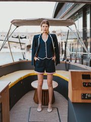 Bermuda Sophie feminina azul-marinho com bolsos laterais, comprimento curto acima do joelho.