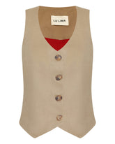 Colete feminino bege em linho com corte reto, lapela clássica e botões frontais.