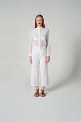 Calça feminina off-white 100% algodão com cintura alta e caimento reto