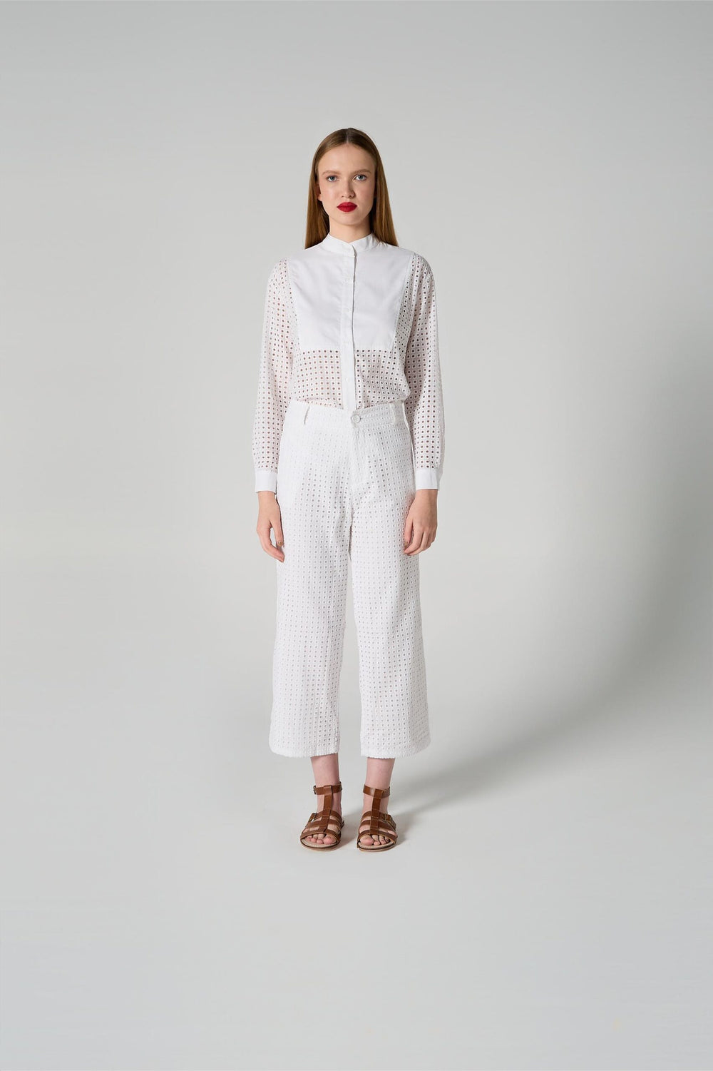 Calça feminina off-white 100% algodão com cintura alta e caimento reto