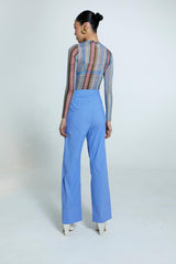 Calça Martha azul feminina com barra ampla e tecido encorpado de algodão, poliamida e elastano.