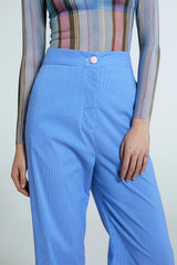 Calça feminina azul em algodão com poliamida e elastano, com corte reto e caimento estruturado