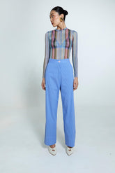 Calça Martha azul feminina de algodão com poliamida e elastano, modelagem reta com cós largo e caimento estruturado.