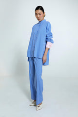 Calça Martha azul feminina com design contemporâneo, tecido firme e modelagem reta