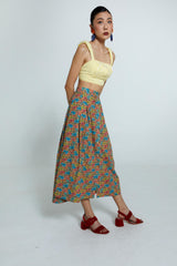 Saia floral multicolorida com cintura alta e modelagem fluida.