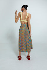 Saia midi floral com estampa multicolorida e cintura alta.