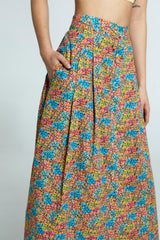 Saia midi floral multicolorida com cintura alta e caimento fluido.