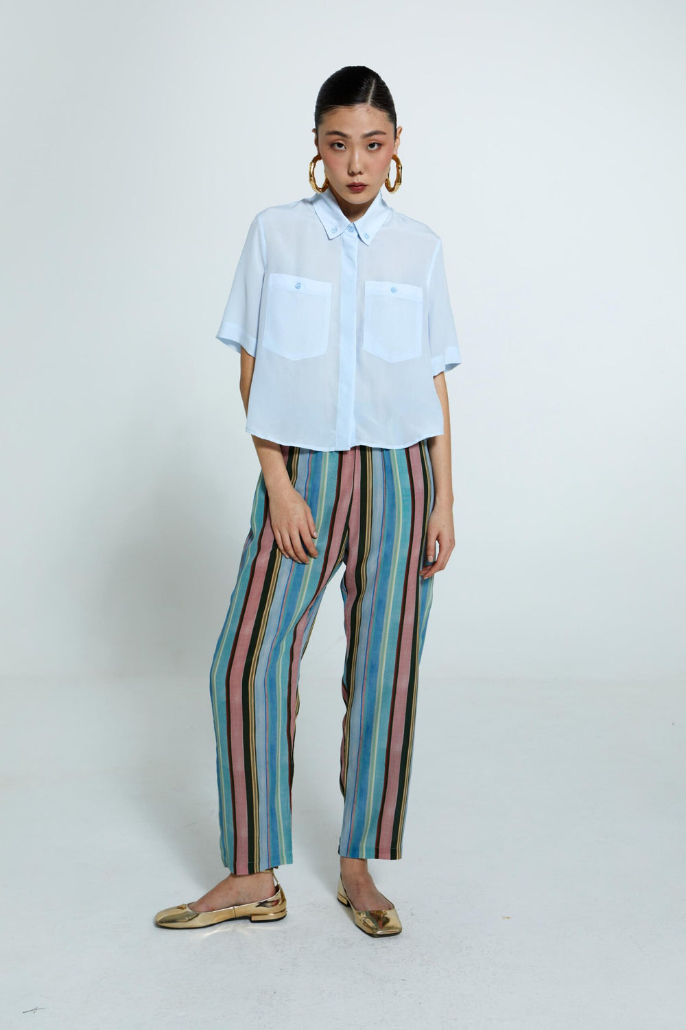 Camisa Emma feminina de seda azul com bolsos frontais e caimento estruturado