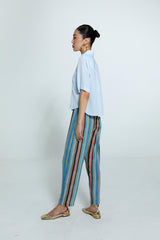 Camisa Emma feminina de seda feminina azul-celeste com caimento reto, bolsos frontais e mangas curtas