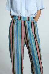 Calça listrada feminina multicolorida feita em seda, com cintura com elástico e modelagem reta