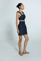 Top jeans azul escuro com recortes no busto e alças largas acolchoadas