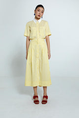 Saia midi listrada amarela com cós alto e botões frontais.