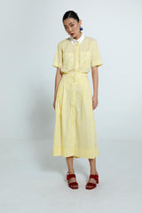 Saia midi listrada amarela com cós alto e botões frontais