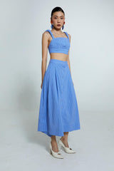 Saia midi azul com listras brancas, cós alto e botões forrados