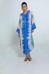 Vestido amplo com padronagem tie-dye em tons de azul, verde e rosa. Feito em seda 100%, com caimento solto e mangas amplas.