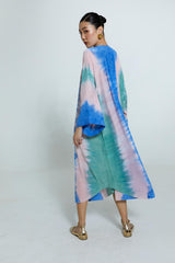 Vestido de seda 100% com padronagem tie-dye manual em tons de azul, verde e rosa.