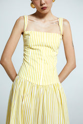Vestido Emma Amarelo midi listrado vertical amarelo e branco.