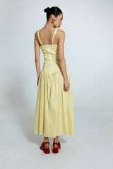 Vestido com listras amarelas e brancas, alças largas em algodão.