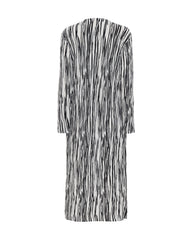 Casaco longo em poliéster com listras preto e branco, mangas longas e estrutura leve.