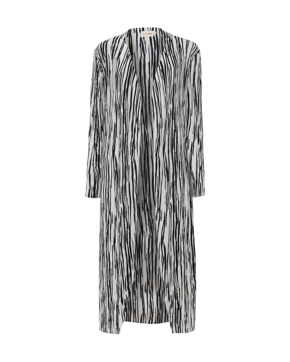 Casaco Sara com estampa listrada preto e branco, gola alta ampla e caimento estruturado.