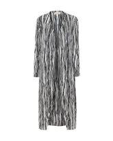 Casaco Sara com estampa listrada preto e branco, gola alta ampla e caimento estruturado.