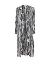 Casaco Sara com estampa listrada preto e branco, gola alta ampla e caimento estruturado.