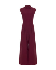 Macacão Antonia vinho com gola estruturada em acetado e viscose.