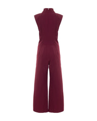 Macacão Antonia vinho com gola estruturada em acetado e viscose.