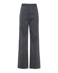 Calça reta listrada em preto e cinza com cós largo e bolsos discretos.