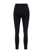 Legging Edilah preta com caimento justo ao corpo e acabamento liso.