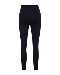 Legging Edilah preta com caimento justo ao corpo e acabamento liso.