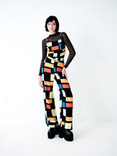 Top estampado em 100% viscose com recortes geométricos e ajuste elástico posterior