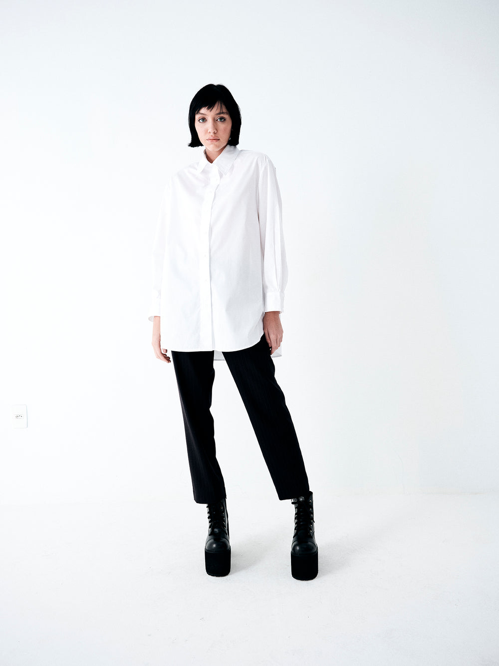 Camisa branca feminina oversized de algodão com mangas amplas e caimento fluido