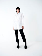 Camisa branca feminina oversized de algodão com mangas amplas e caimento fluido