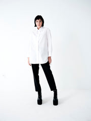 Camisa branca feminina oversized de algodão com mangas amplas e caimento fluido