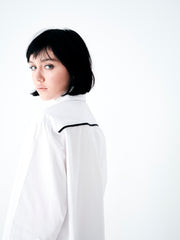 Camisa feminina branca em algodão com caimento fluido e modelagem oversized