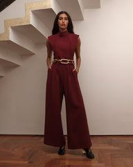 Macacão vinho Antonia com caimento fluido e pernas largas.