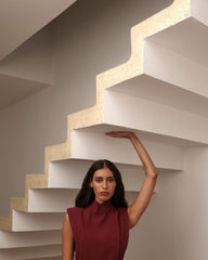 Macacão Antonia vinho em acetado e viscose com gola estruturada.