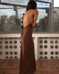 Vestido de seda marrom com alças de madeira, costas abertas e modelagem longa.