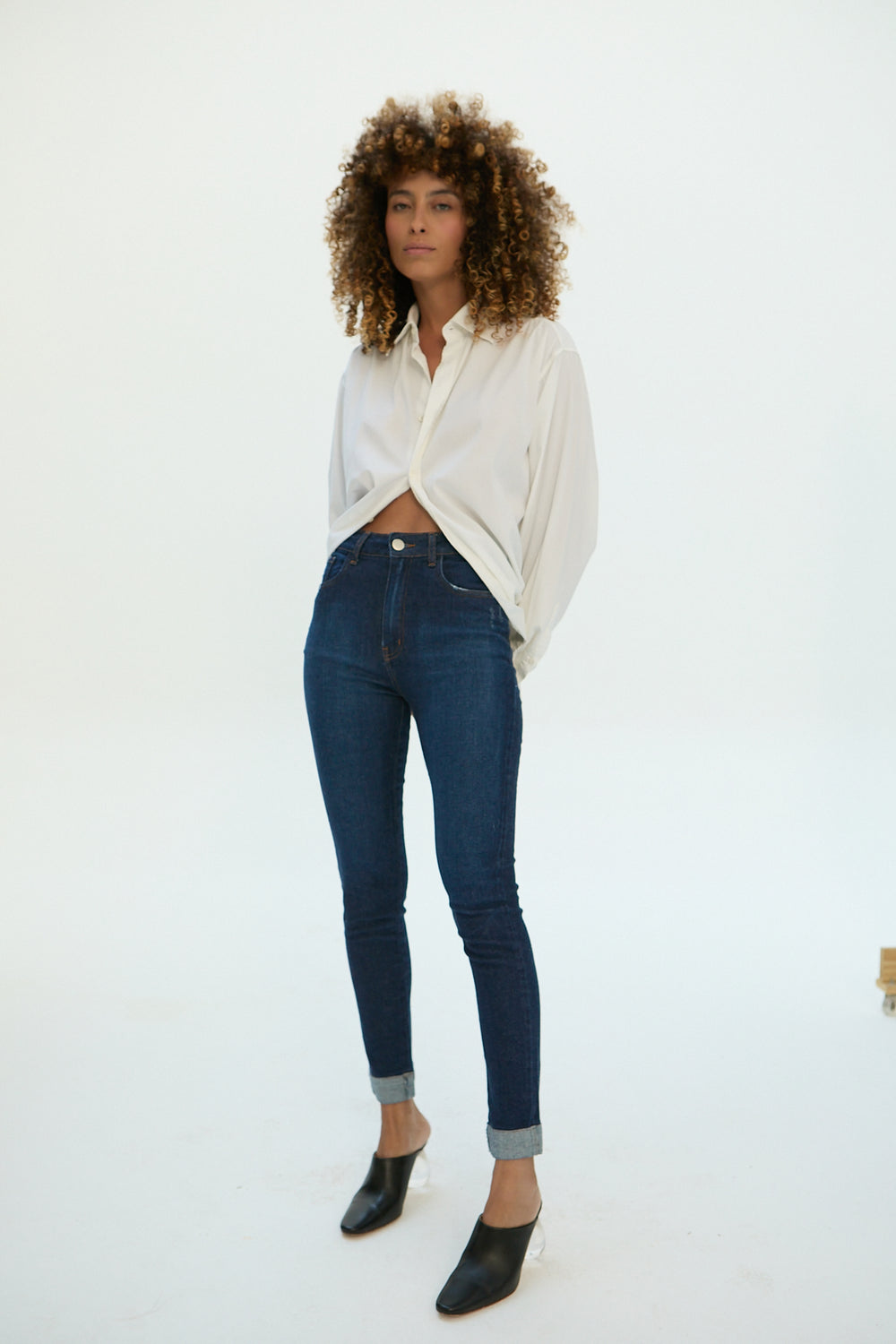 Calça jeans feminina azul com modelagem skinny; feita com algodão e elastano.