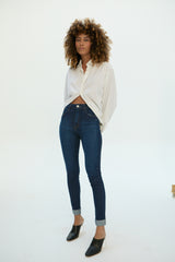 Calça jeans feminina azul com modelagem skinny; feita com algodão e elastano.