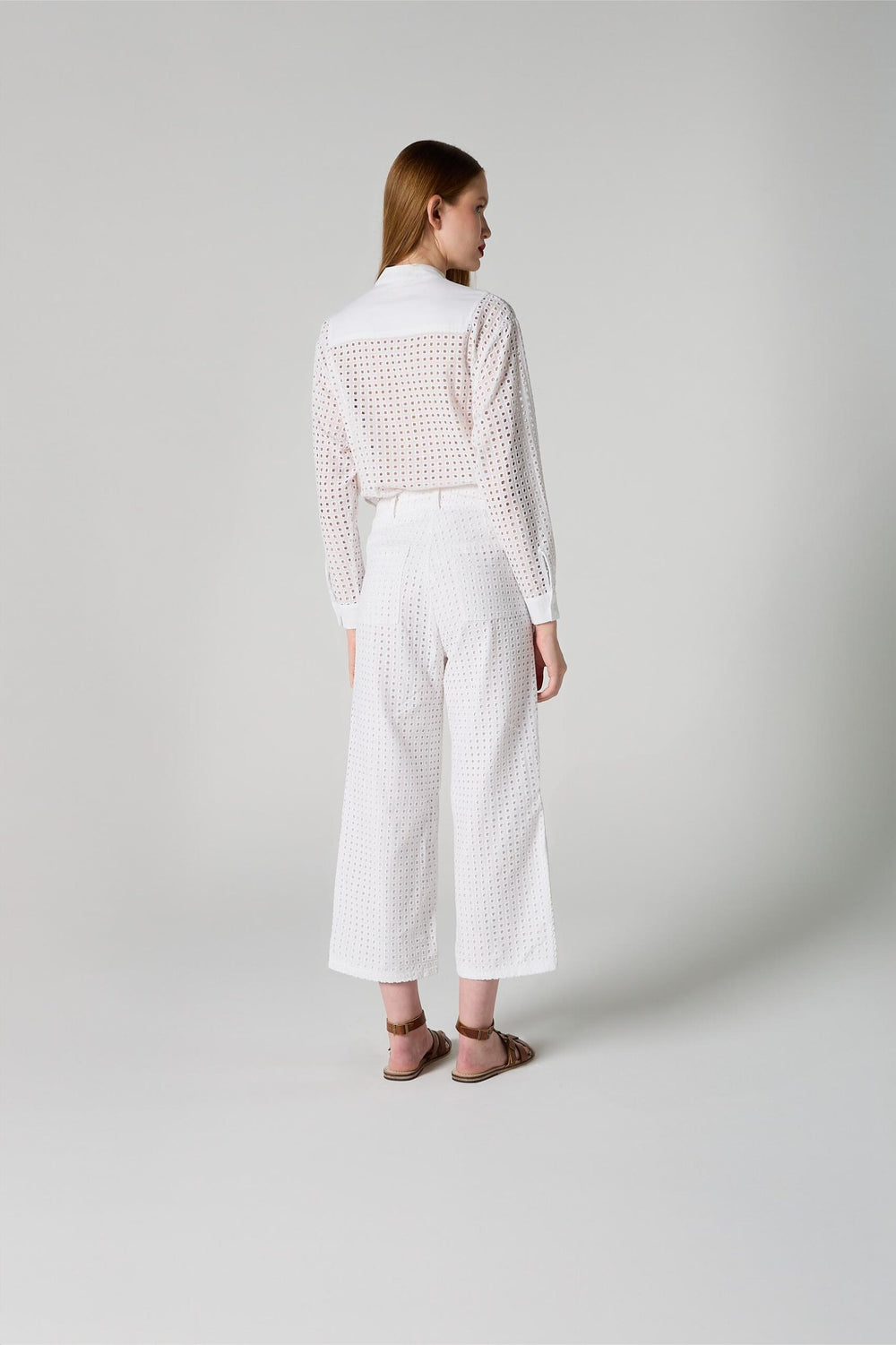 Calça off-white de algodão com bolsos frontais, botão forrado e modelagem reta