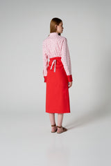 Saia midi vermelha com modelagem reta e transpassado frontal