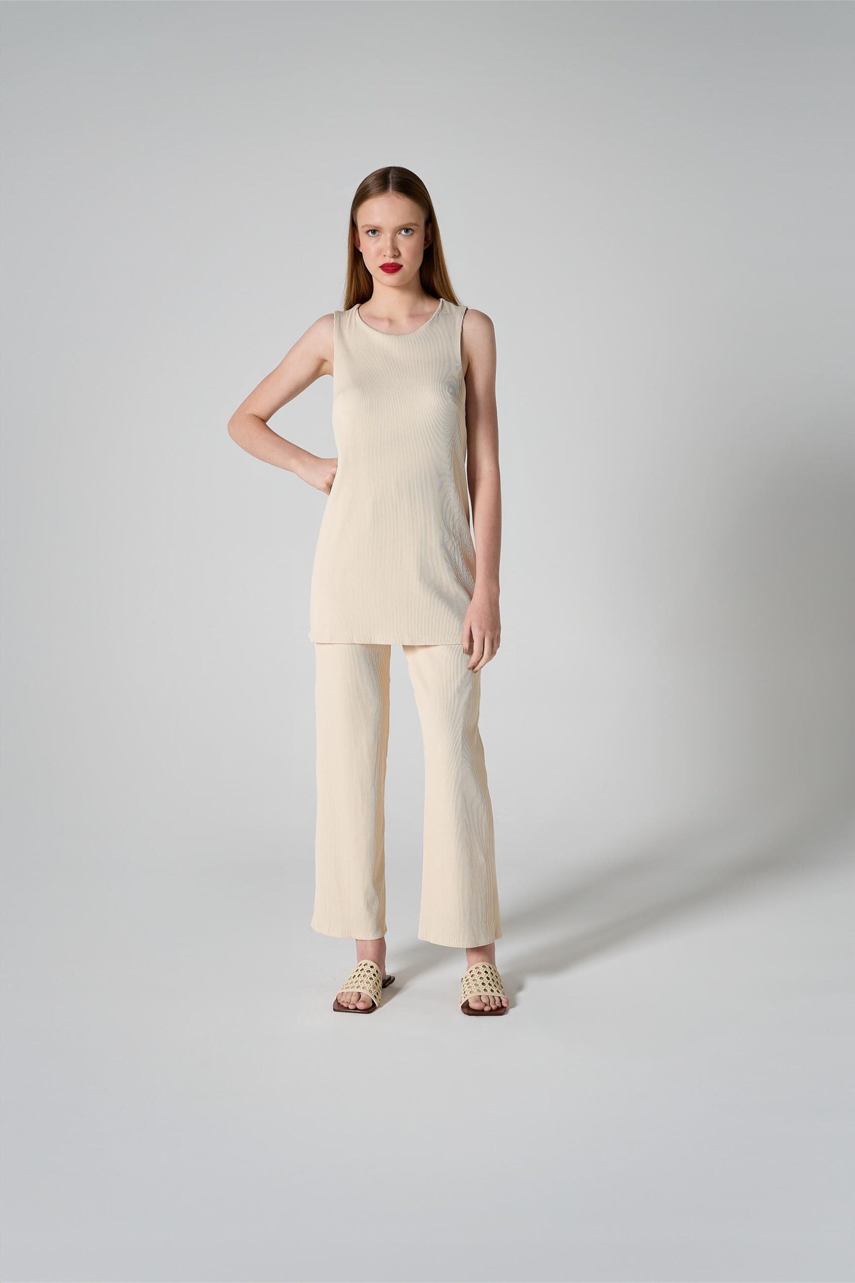 Calça off-white feminina com feita com poliamida e elastano, caimento fluido.