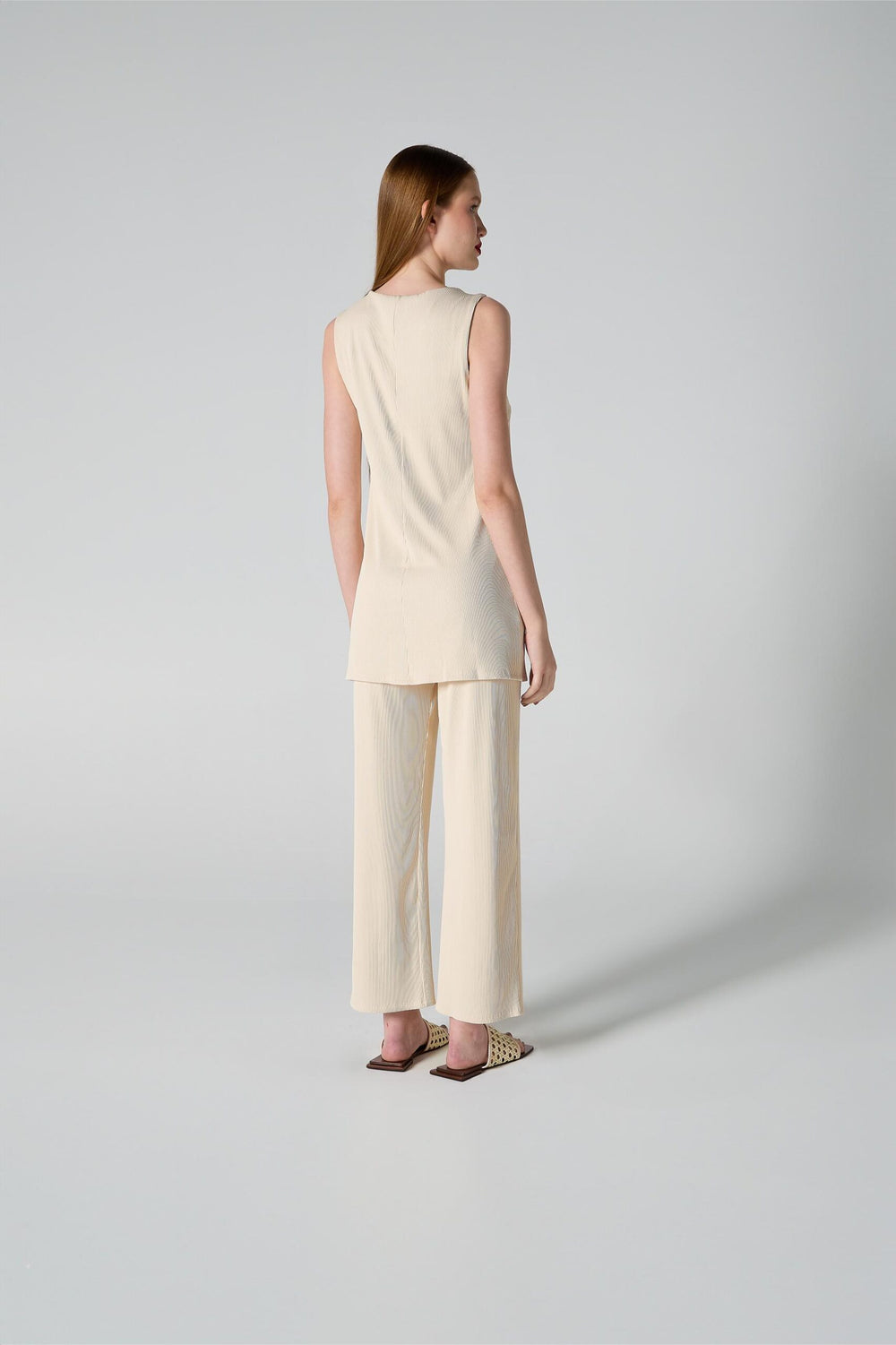 Túnica longa off white com decote redondo e Calça feminina off-white com cintura alta, cós largo e barra levemente flare.