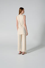 Túnica longa off white com decote redondo e Calça feminina off-white com cintura alta, cós largo e barra levemente flare.