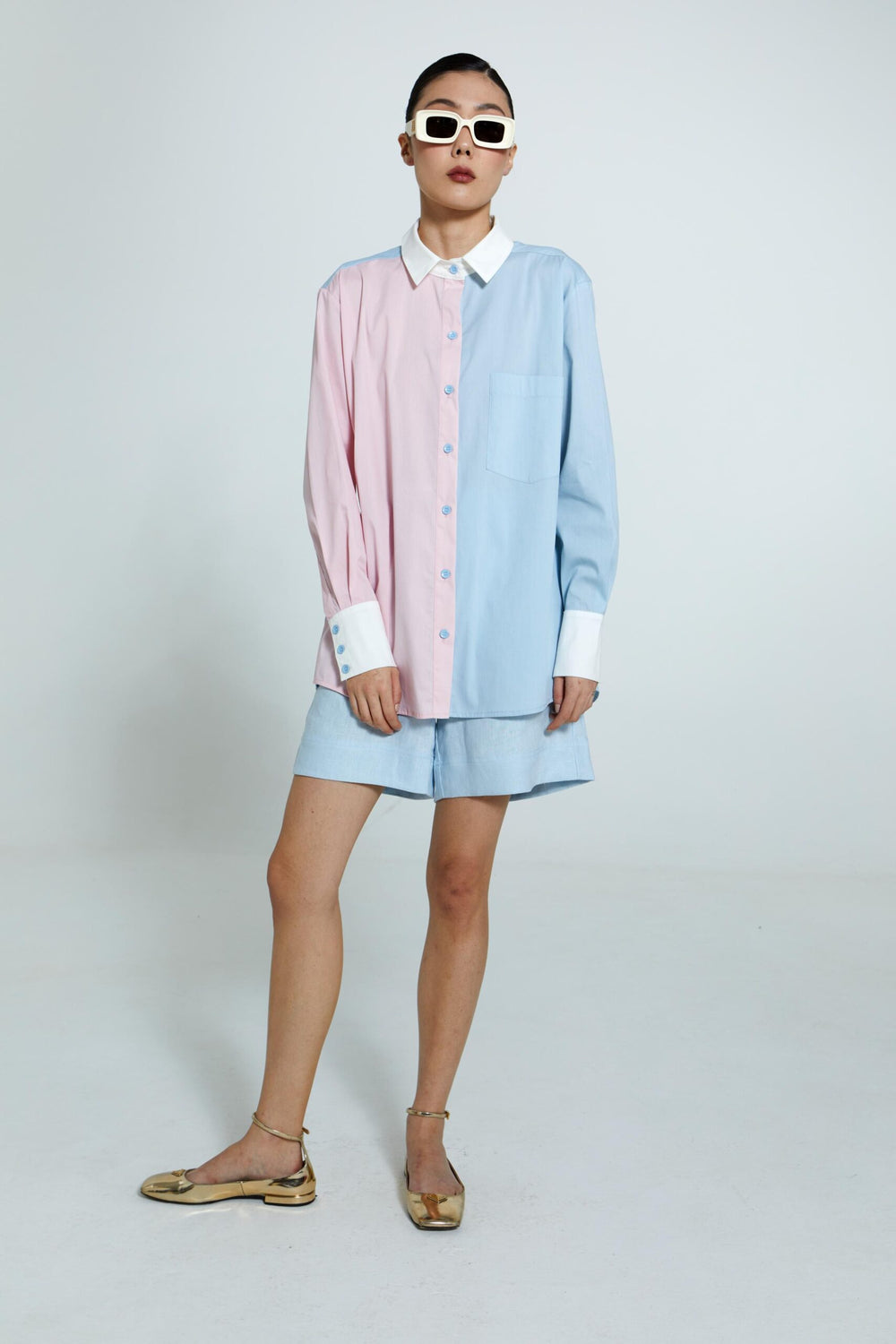 Bermuda Escada feminina azul claro em tecido de linho, com comprimento curto e design leve.