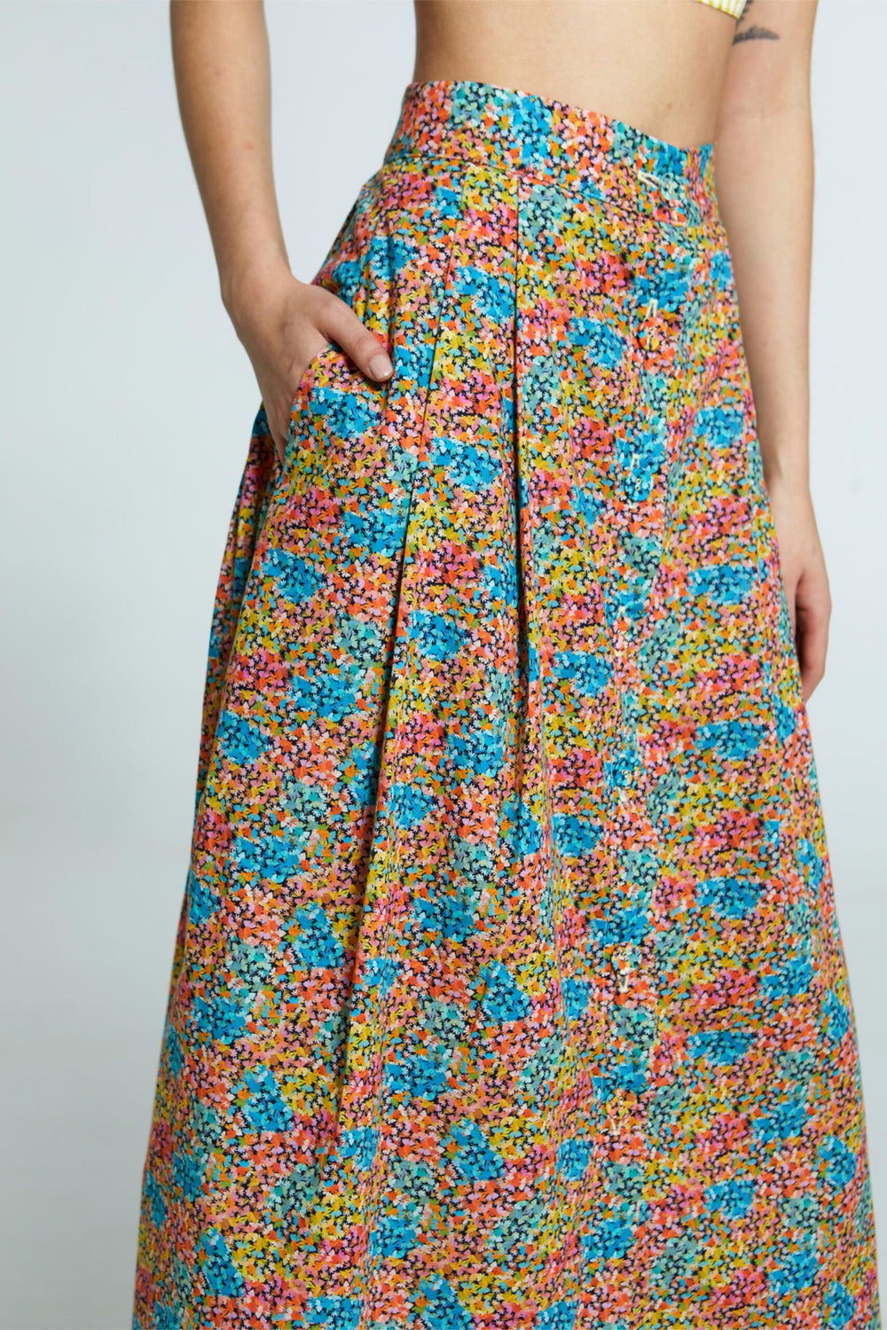 Saia midi floral multicolorida com cintura alta e caimento fluido.