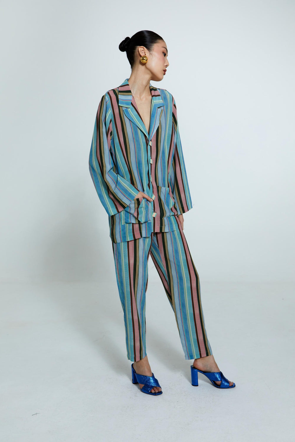 Calça feminina listrada multicolorida, em seda 100%, com modelagem reta e cós elástico